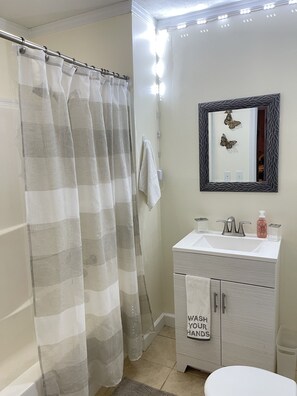 Secadora de cabello, toallas, jabón, shampoo 