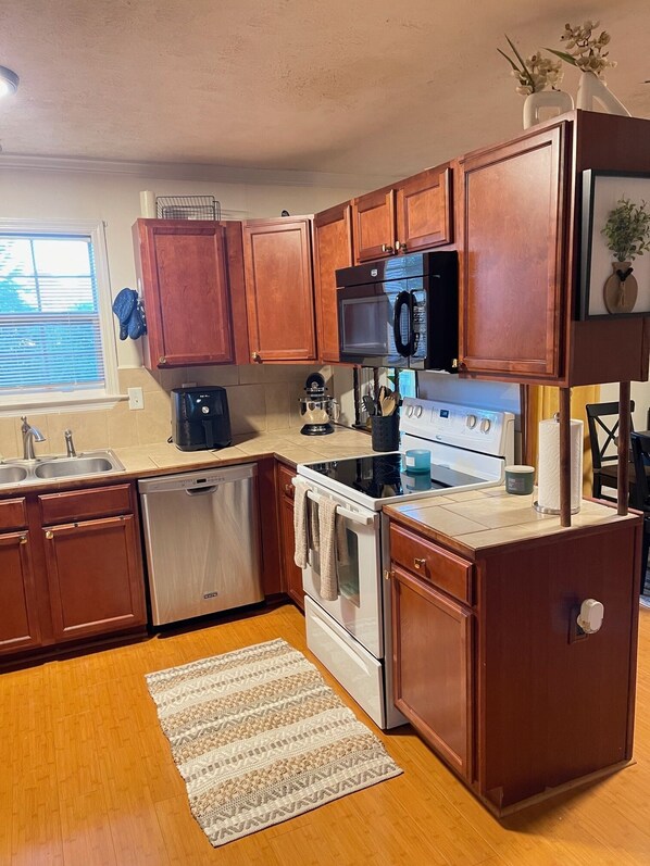 Een microgolfoven, een oven, een kookplaat, een vaatwasser