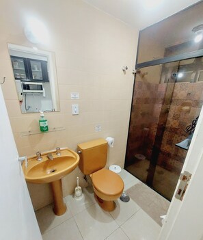 Douche, sèche-cheveux, serviettes fournies, savon