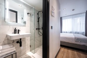 Habitación doble | Baño | Artículos de higiene personal gratuitos, secador de pelo y toallas