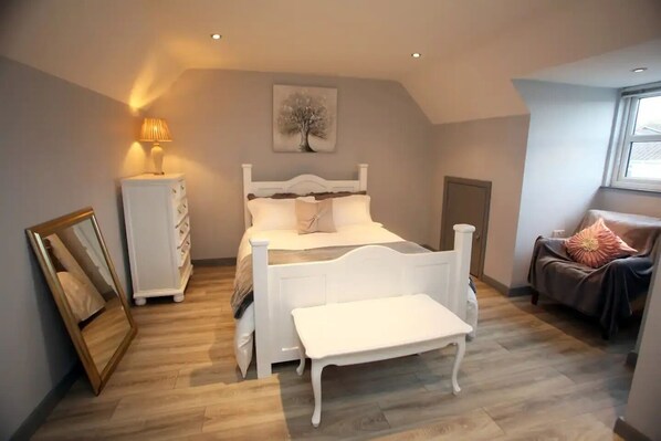 3 Schlafzimmer, Schreibtisch, Bügeleisen/Bügelbrett, Reisekinderbett