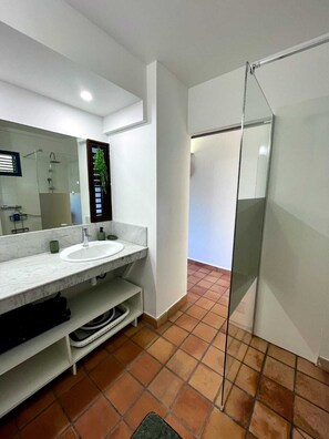 Shower, hair dryer, towels, toilet paper - Chez Valerie ET Pascal (Tartane)