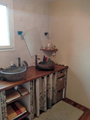 Shower, rainfall showerhead, hair dryer, towels - Chambre d'Hôtes l'Hôsting Noix (Hostun)