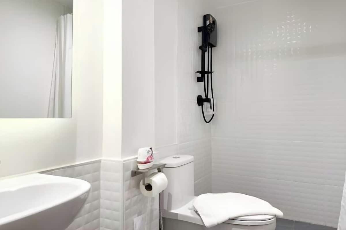 Een douche, een regendouche, een haardroger, pantoffels