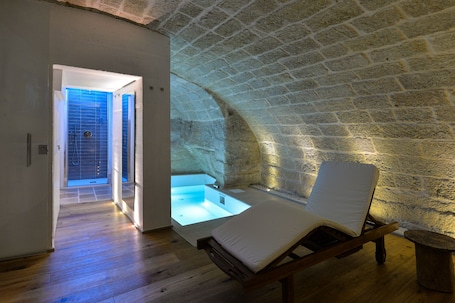 Couples treatment room(s), Turkish bath/hammam, massages. B-Welcome Rooms of Charmes & Relax