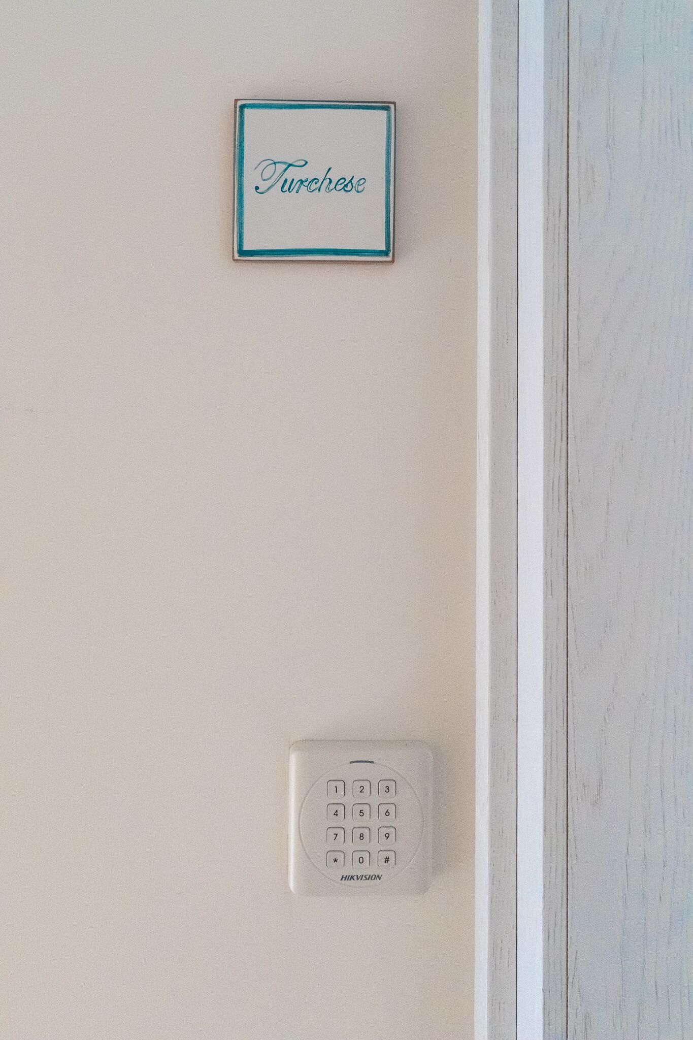 Un dispositivo montado en la pared con un teclado y un cartel enmarcado encima.