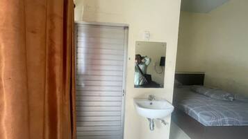 Kamar Double Deluks | Meja kerja dan seprai linen