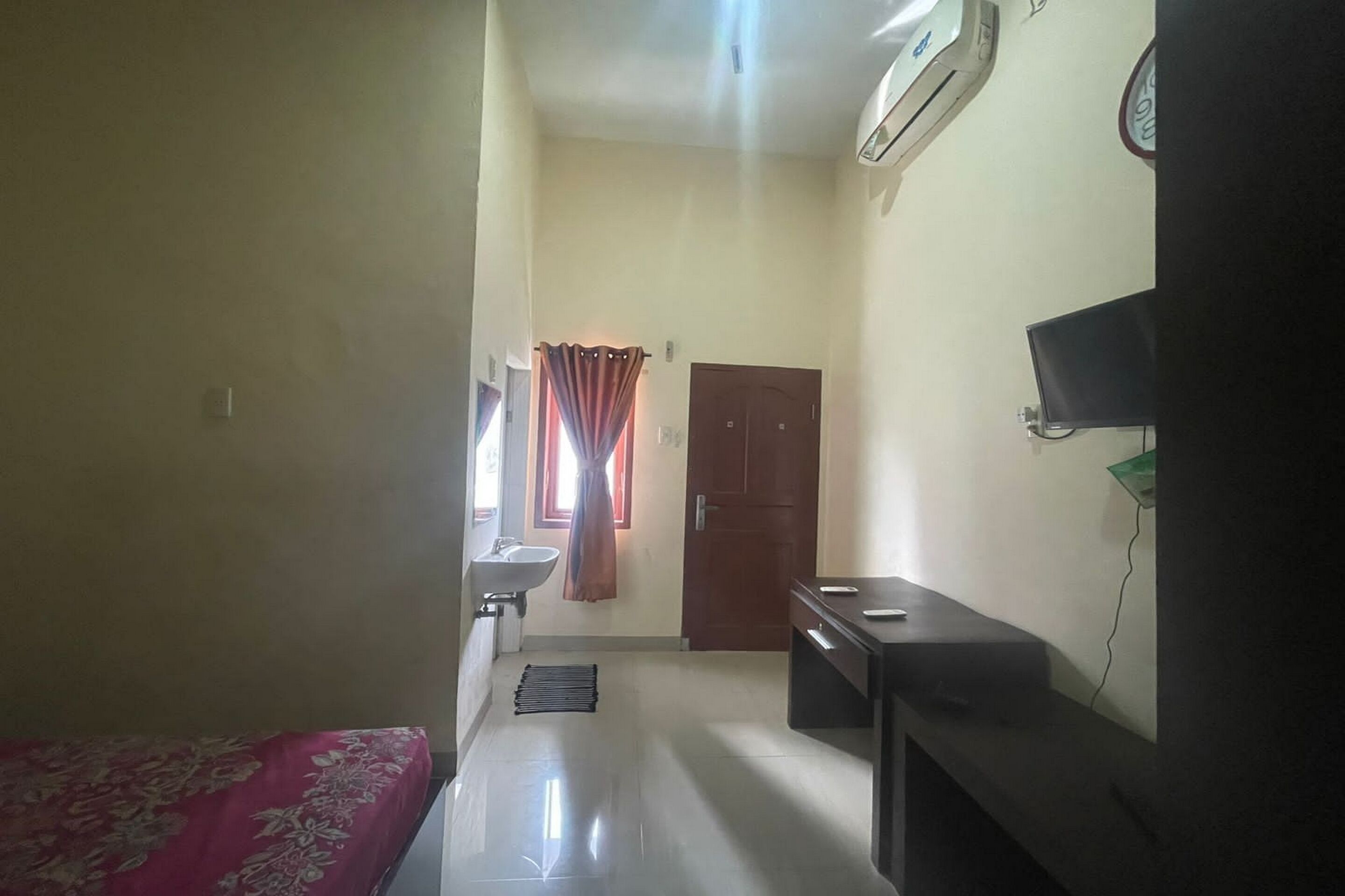 华丽双人房 | 办公桌、床单