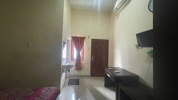 Deluxe Double Room | Desk, bed sheets