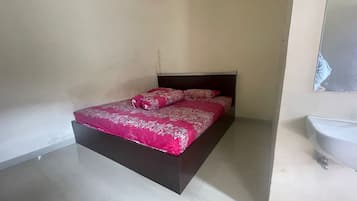 Deluxe Double Room | Desk, bed sheets