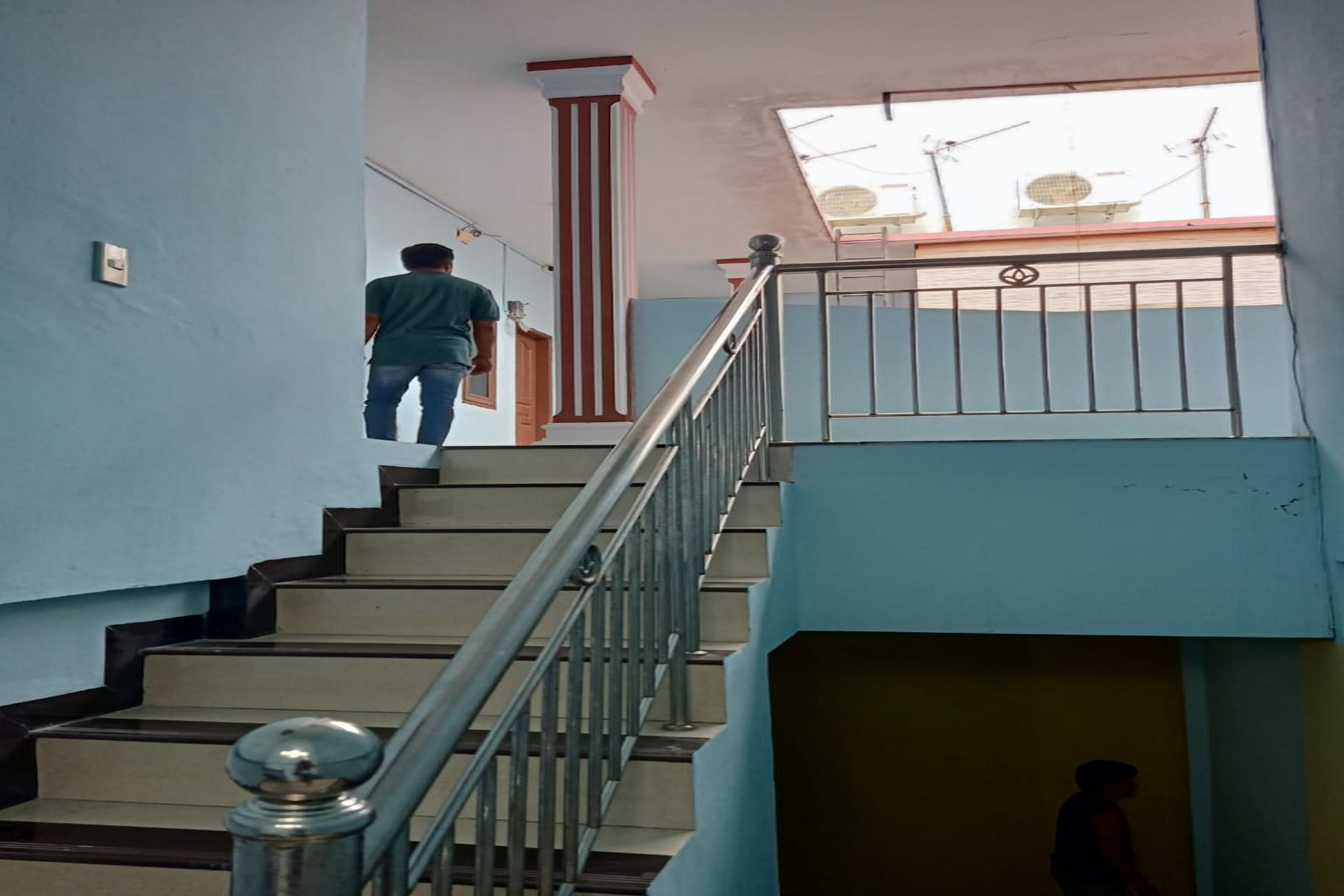 Una escalera con barandilla metálica que conduce a una plataforma.