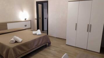 2 chambres, bureau, fer et planche à repasser, lit parapluie