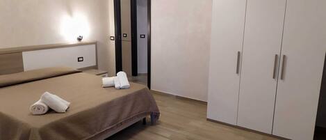 2 Schlafzimmer, Schreibtisch, Bügeleisen/Bügelbrett, Reisekinderbett