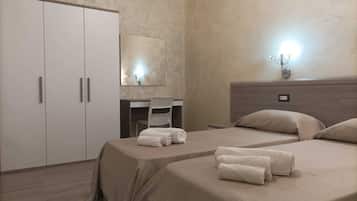 2 Schlafzimmer, Schreibtisch, Bügeleisen/Bügelbrett, Reisekinderbett