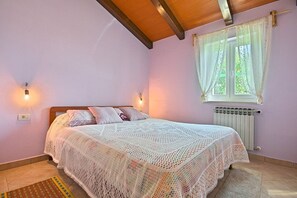 1 slaapkamer, een strijkplank/strijkijzer, wifi, beddengoed