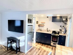 Jääkaappi, mikroaaltouuni, uuni, liesi