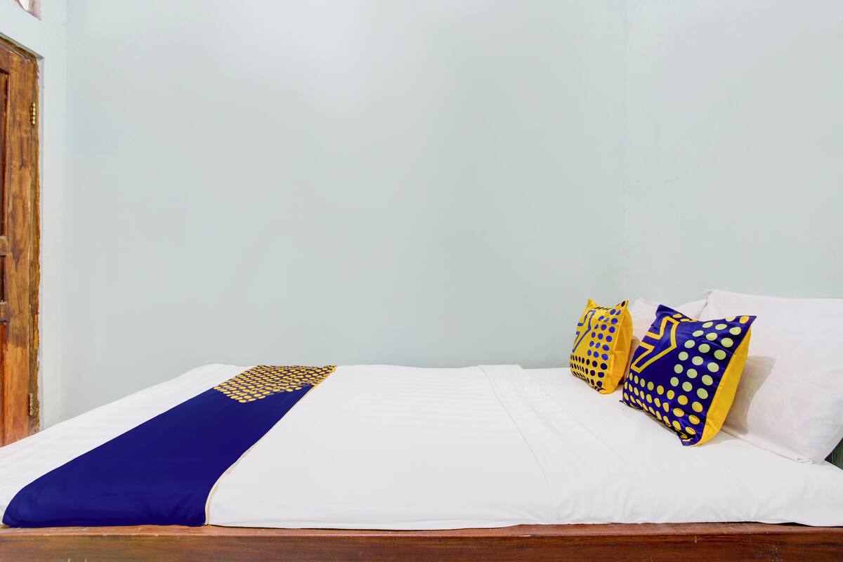 Kamar Double Basic | Wi-Fi gratis dan seprai linen