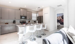 Geladeira, micro-ondas, fogão, cooktop