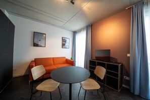 Deluxe Studio (38 qm) | Individually decorated, individually furnished, desk, blackout curtains - NEOAPARTMENTS (Berlin)