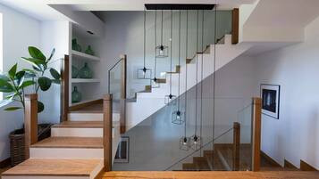 Eine moderne Treppe mit Glastrennstäben und Holzstufen.