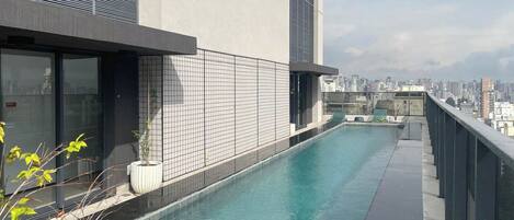 Una piscina al aire libre