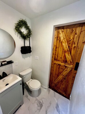 Suihku, hiustenkuivaaja, pyyhkeet, saippua