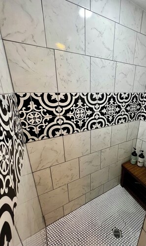 Chuveiro, secador de cabelo, toalhas de banho, sabonete