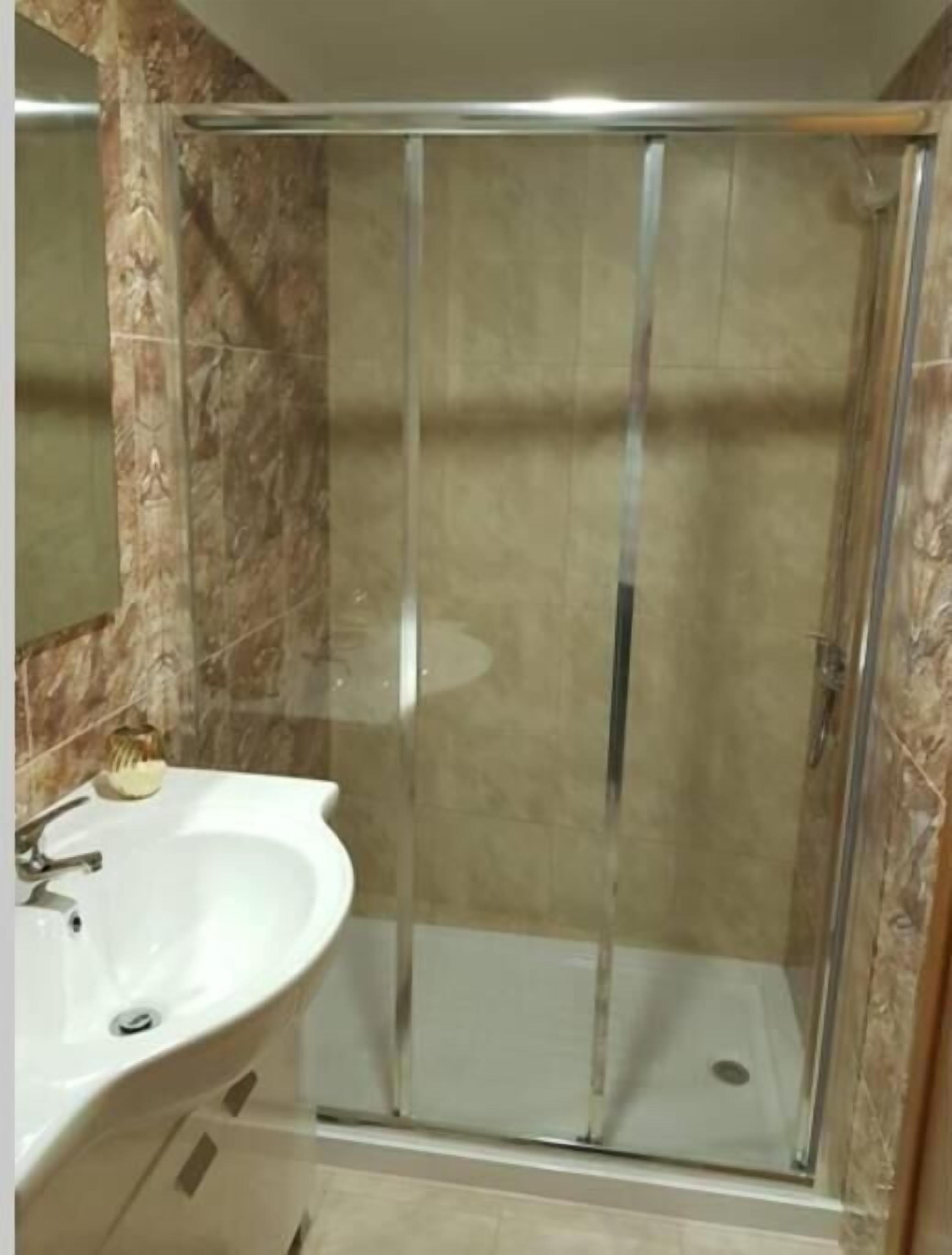 Douche, bidet, serviettes fournies, savon