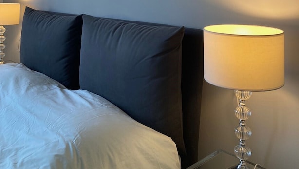A hotel room with a bed, two bedside lamps, and a framed artwork on the wall. - Moderno Bilocale - Lorenteggio 145 (Milan)