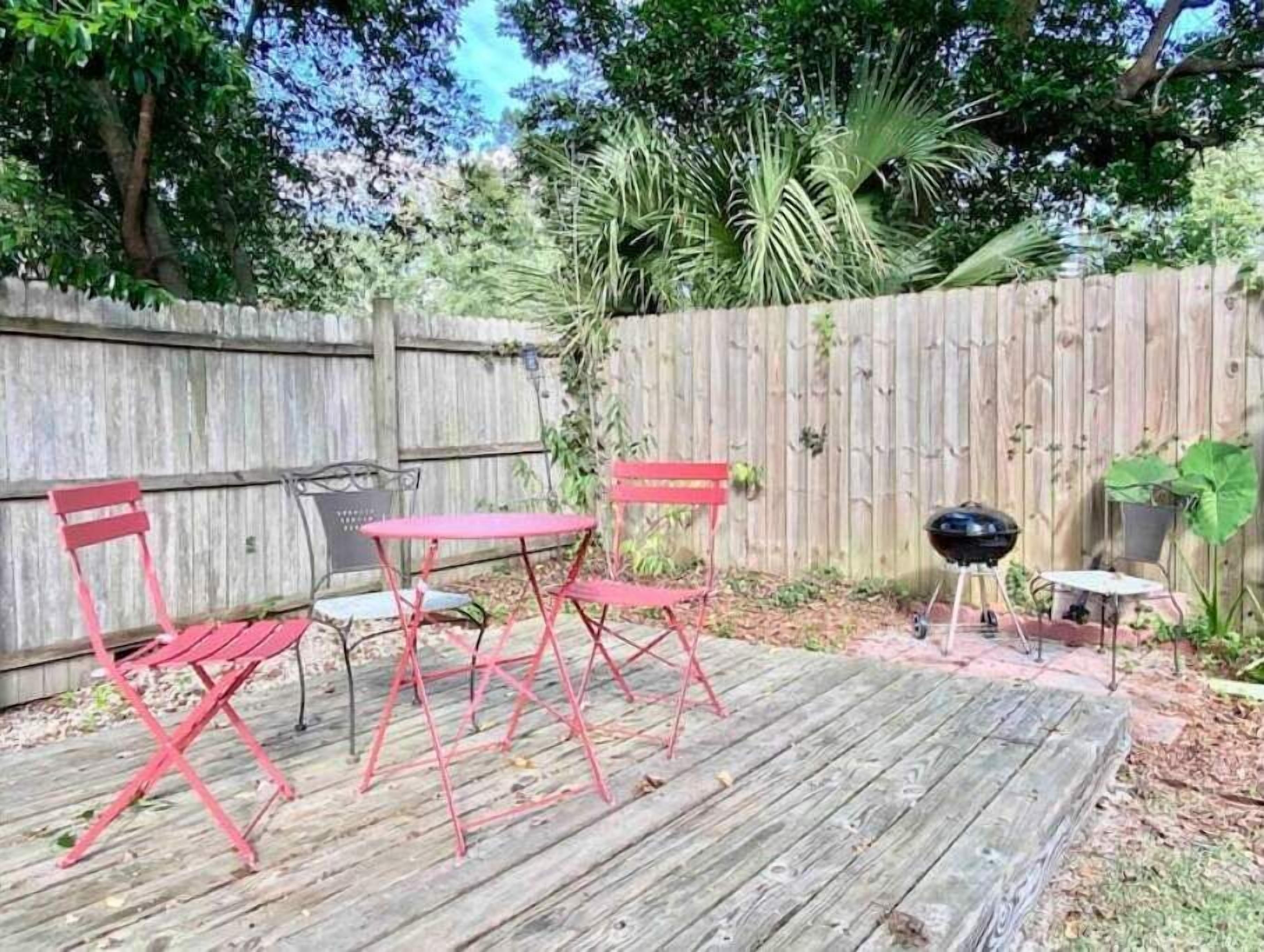 Spacious Downtown Bungalow. 4 Bedrooms/TVs.