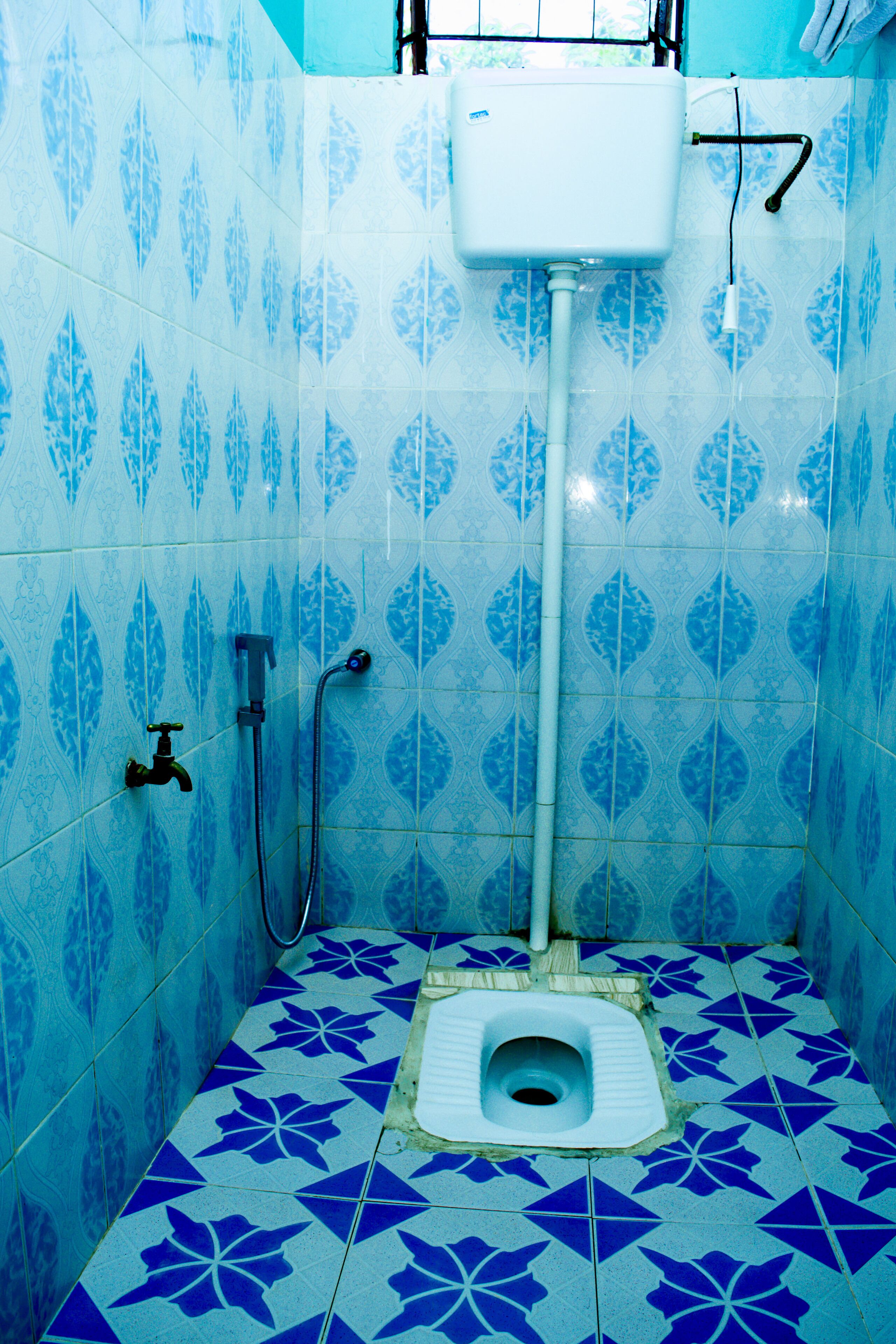 Un baño con inodoro, lavamanos y ducha.