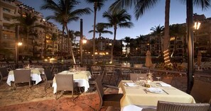 Outdoor dining - Junior Suite Villa del Palmar Flamingos Beach Resort & Spa (Bucerías)
