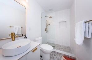 Ducha, secador de pelo, toallas, jabón