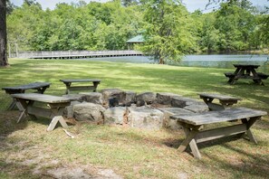 Property grounds - Family Retreat for vacations, weddings, family reunions and corporate retreats.  (Florence)