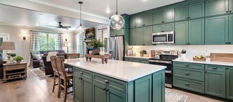 Three king bedrooms with pool table and hot tub!