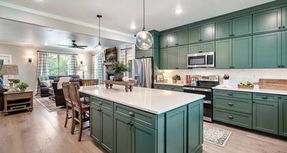 Three king bedrooms with pool table and hot tub!