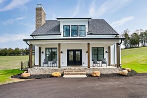 Exterior - Three king bedrooms with pool table and hot tub! (Sevierville)