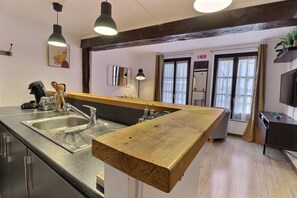 Een koelkast, een microgolfoven, een koffiezetapparaat/waterkoker