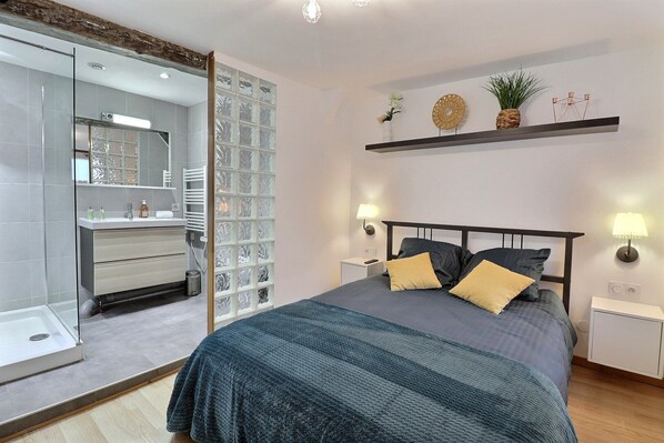 2 bedrooms, iron/ironing board, internet, bed sheets