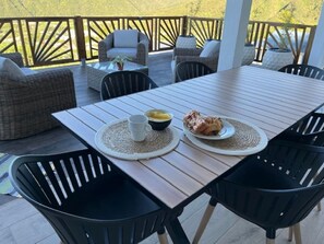 Outdoor dining - LES Panoramiks DES Makes, Villas DE Charmes (Saint-Louis)