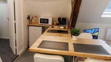 Refrigerador, microondas, horno y cafetera y tetera