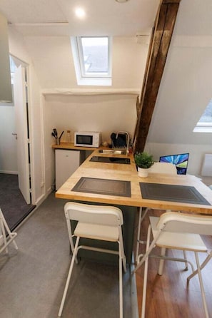 Fridge, microwave, oven, coffee/tea maker