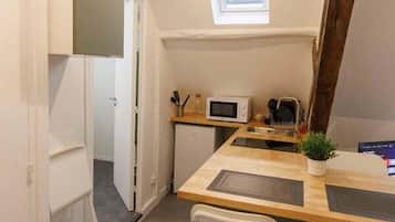 Fridge, microwave, oven, coffee/tea maker