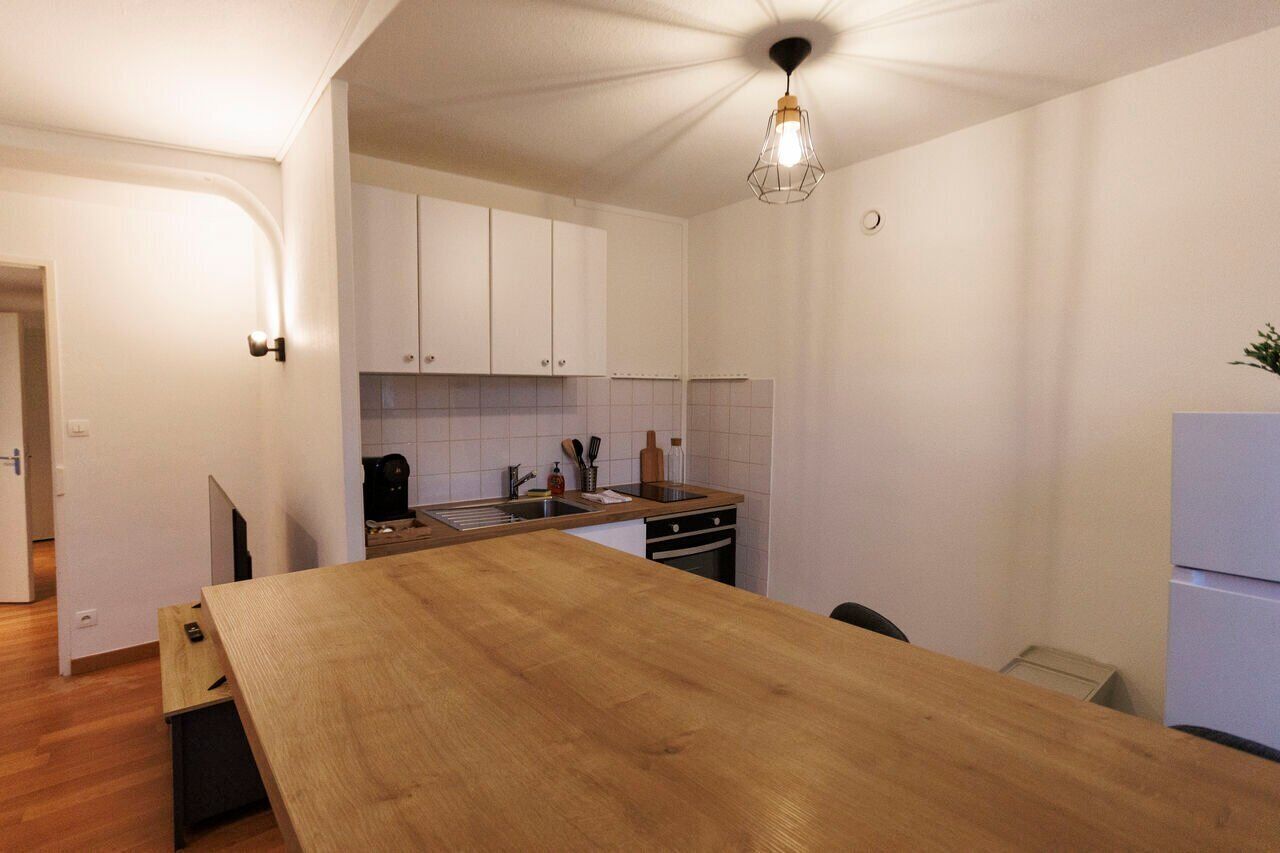 Kühlschrank, Mikrowelle, Wasserkocher mit Kaffee-/Teezubehör