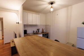 Réfrigérateur, micro-ondes, cafetière/bouilloire