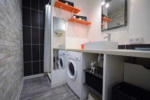 Regadera, secadora de cabello, jabón, papel de baño 