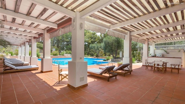 A covered outdoor area with a pool, lounge chairs, and a bar. - 837 Masseria Colosso - Liama (Patu)