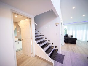 Apartment, 3 Bedrooms, Balcony, City View | Living room