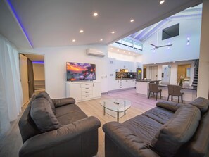 Apartment, 3 Schlafzimmer, Balkon, Stadtblick | Wohnzimmer