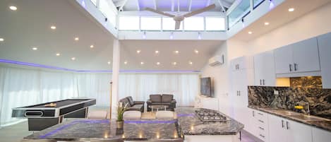 Apartment, 3 Bedrooms, Balcony, City View | Interior